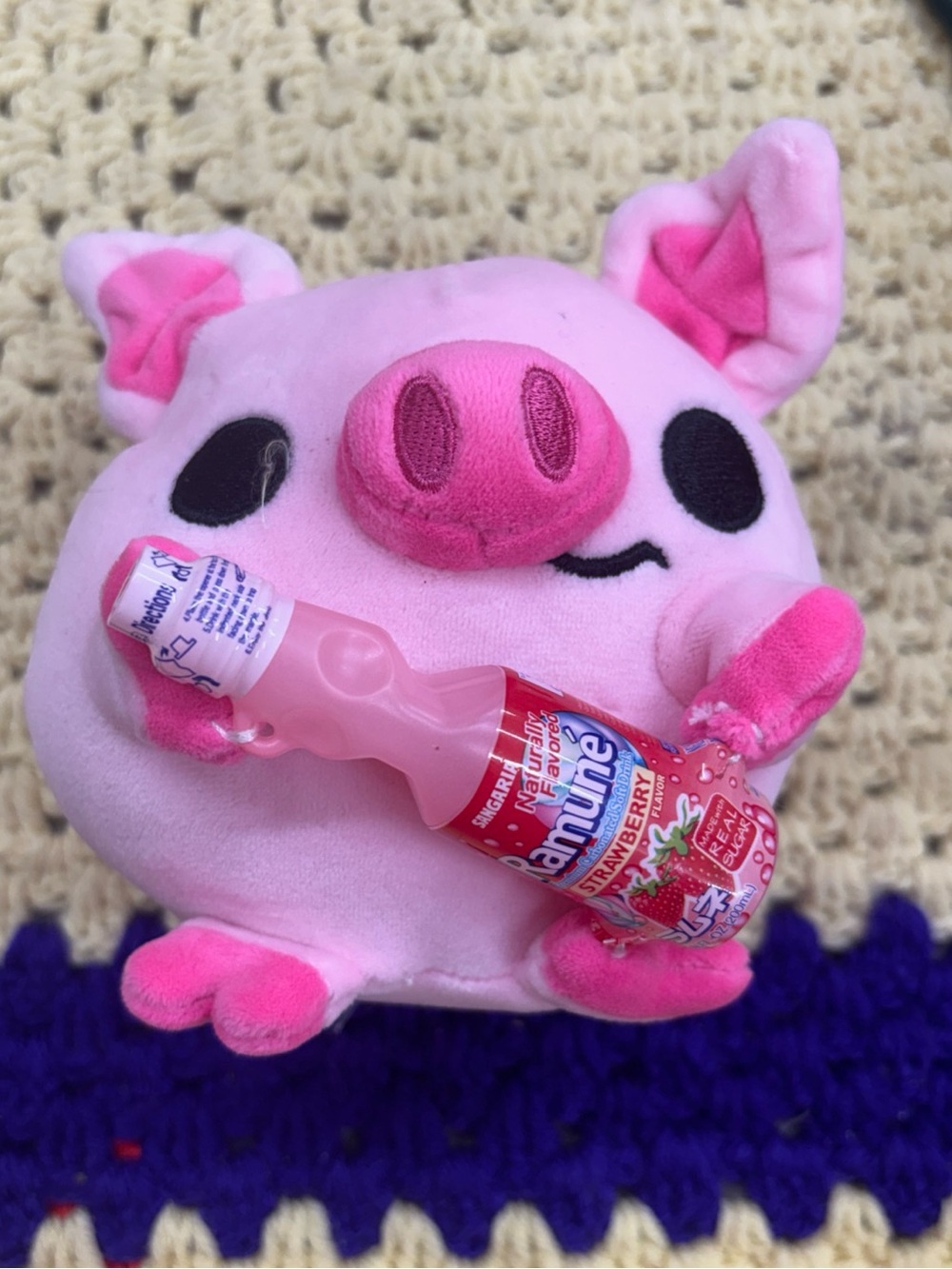 Zuru snackles 8” Anna the pink piggy W/ ramune drink plush